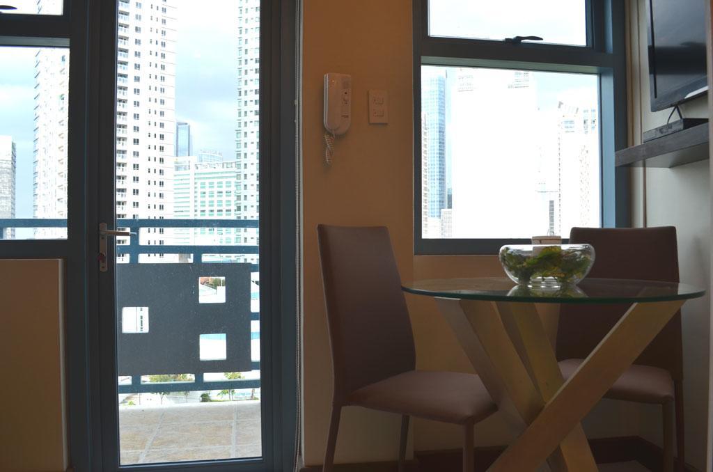Appartamento Eton Parkview Makati City Esterno foto