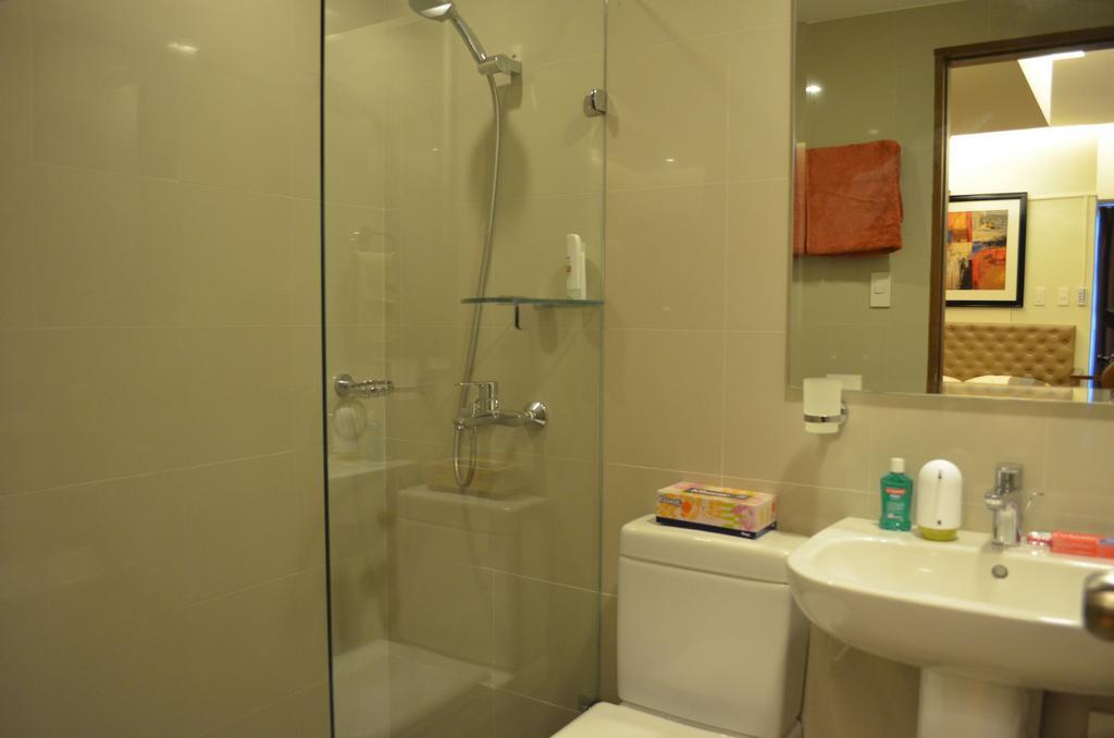 Appartamento Eton Parkview Makati City Esterno foto
